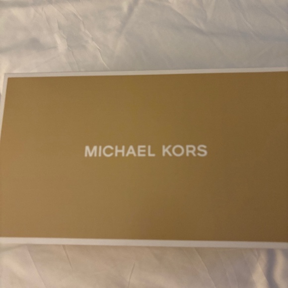 Michael Kors White Carson Flat Thong Sandal - NEW IN BOX - Picture 3 of 4